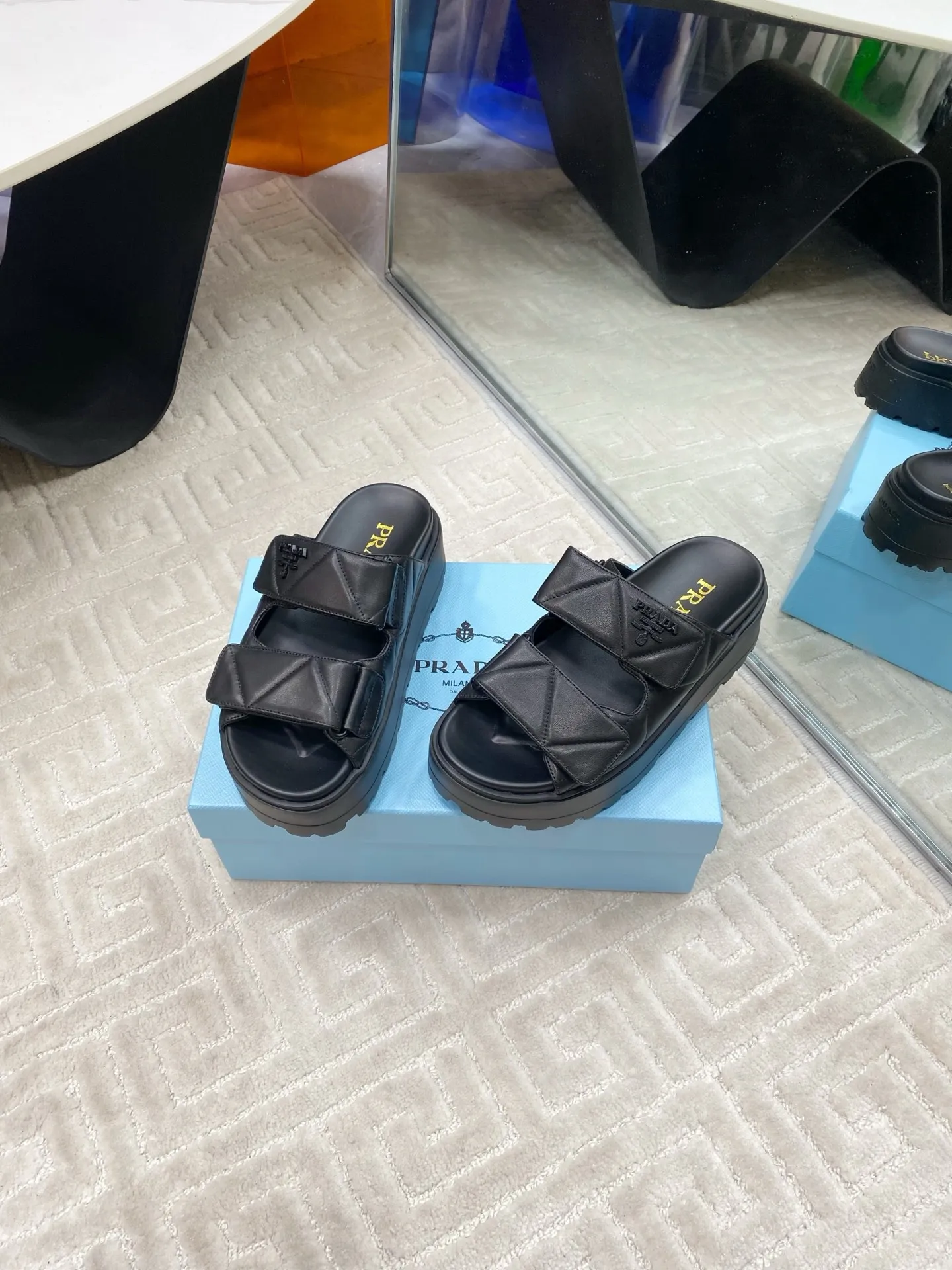 👟👟Ex-factory price 580👟👟 Prada Prada 2025 spring and summer new sandals Roman thick-soled Velcro sandals slippers The latest catwalk style, classic upgrades Comfort and fashionability coexist Each color combination looks good, and the design matches different style needs Upper: Original customized cowhide Lining: Original customized sheepskin lining, cowhide Foot pads Outsole: Original open-molded anti-slip outsole Shoe size: 35-40